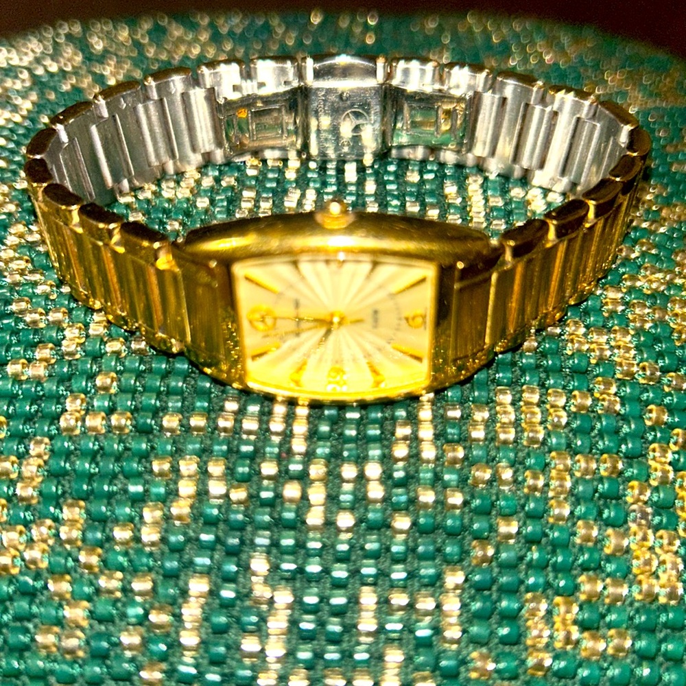 Vintage Mercedes Benz Gold Water resistant Watch - Picture 2 of 8